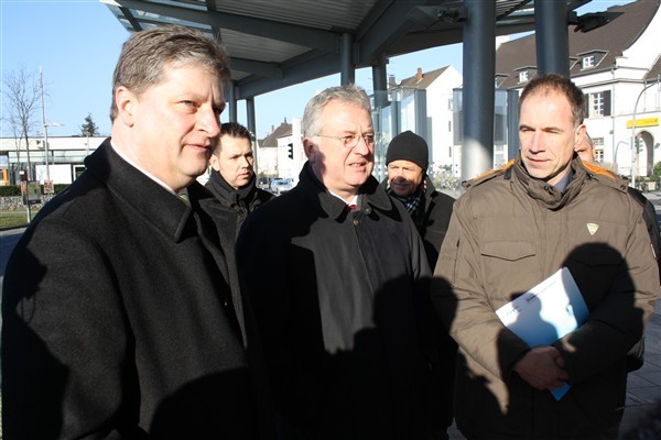 Verbesserung für den ÖPNV: v.l. Michael Reinhardt (RSVG), Bürgermeister Klaus-Werner Jablonski und Dr. Norbert Reinkober (Nahverkehr Rheinland) mit dem Förderbescheid am Busbahnhof.
