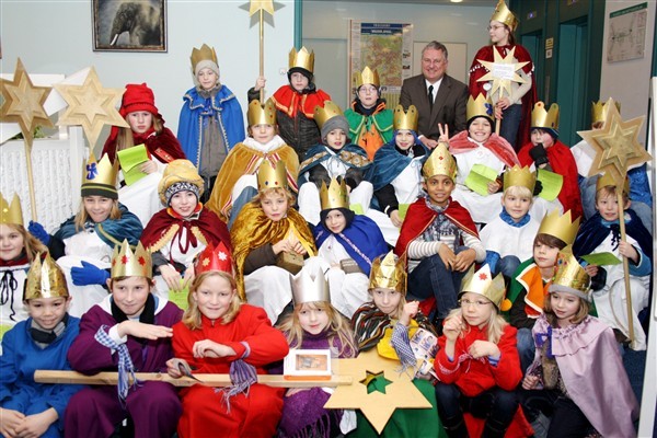 Bürgermeister Klaus-Werner Jablonski (ohne Kostüm) begrüßte Kinder aus fünf Kirchengemeinden im Rathaus.