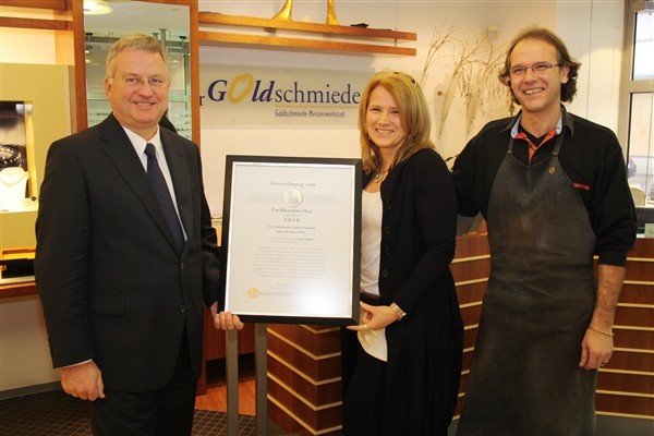 1a-Fachhandwerker: Bürgermeister Klaus-Werner Jablonski (links) gratulierte den Eheleuten Jutta und Jörg Günther zum Zertifikat.