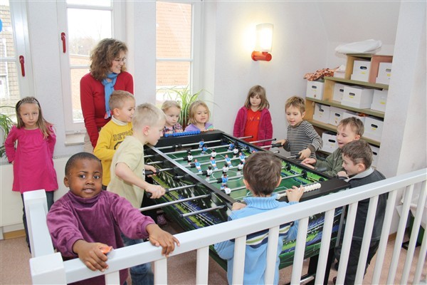 Viel Spaß beim Tischfußball: Martina Neuer vom Förderverein schaut den Kindern beim Spiel zu.