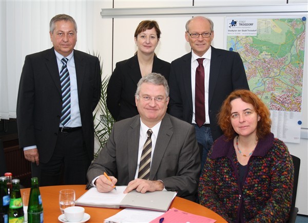 Fairer Kompromiß: vorne Bürgermeister Klaus-Werner Jablonski mit Sabine Krüger, dahinter v.l. Detlef Heine, Christine Ziegler und Erster Beigeordneter Heinz Eschbach bei der Vertragsunterzeichnung.
