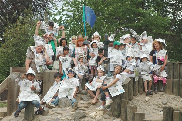 Schnell und preiswert: Kinder und Eltern schufen Phantasiekostüme aus Zeitungspapier.