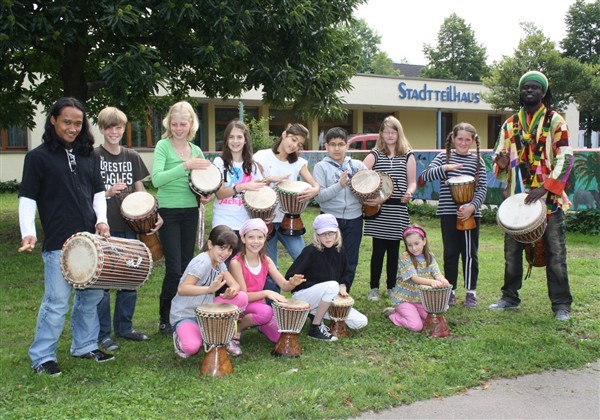 Inzwischen leidenschaftliche Trommler: Die jungen Musiker mit Aidara Seck (rechts mit der Trommel Jembe) und Bambang Susiadi (links).