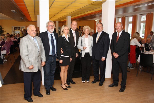 Vergnügte Städtepartner: v.l. Horst Rößler, Vize-Landrat Dietmar Tendler, Birgit und Vize-Bürgermeister Thomas Richter, Ingeborg Savels, Bürgermeister Klaus-Werner Jablonski und Vize-Bürgermeister Manfred Catrin.