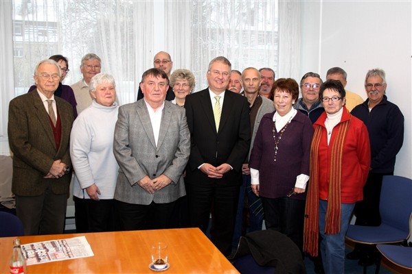 Die Mitglieder des Seniorenbeirats und Gäste, in der Mitte Vorsitzender Werner Zander und Bürgermeister Klaus-Werner Jablonski.