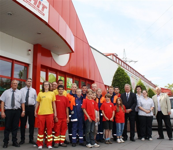 Spenden für die Helfer-Jugend: Bürgermeister Klaus-Werner Jablonski (4.v.r.), Ortsvorsteher Alfons Bogolowski (rechts) und HIT-Manager Günter Nagel (2.v.l.) überreichten DRK; DLRG und Feuerwehr den Erlös des Stadtteilfests.