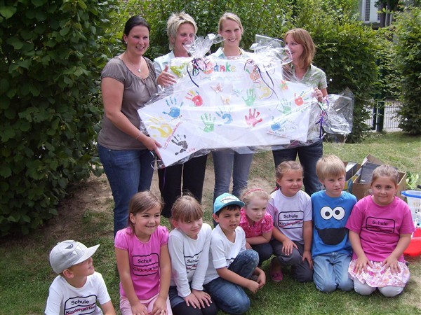 Mit viel Spaß feierten die Kinder, Eltern und Erzieherinnen das Sommerfest der Kita Moosbeerenweg, links Kita-Leiterin Anja Herchenbach.