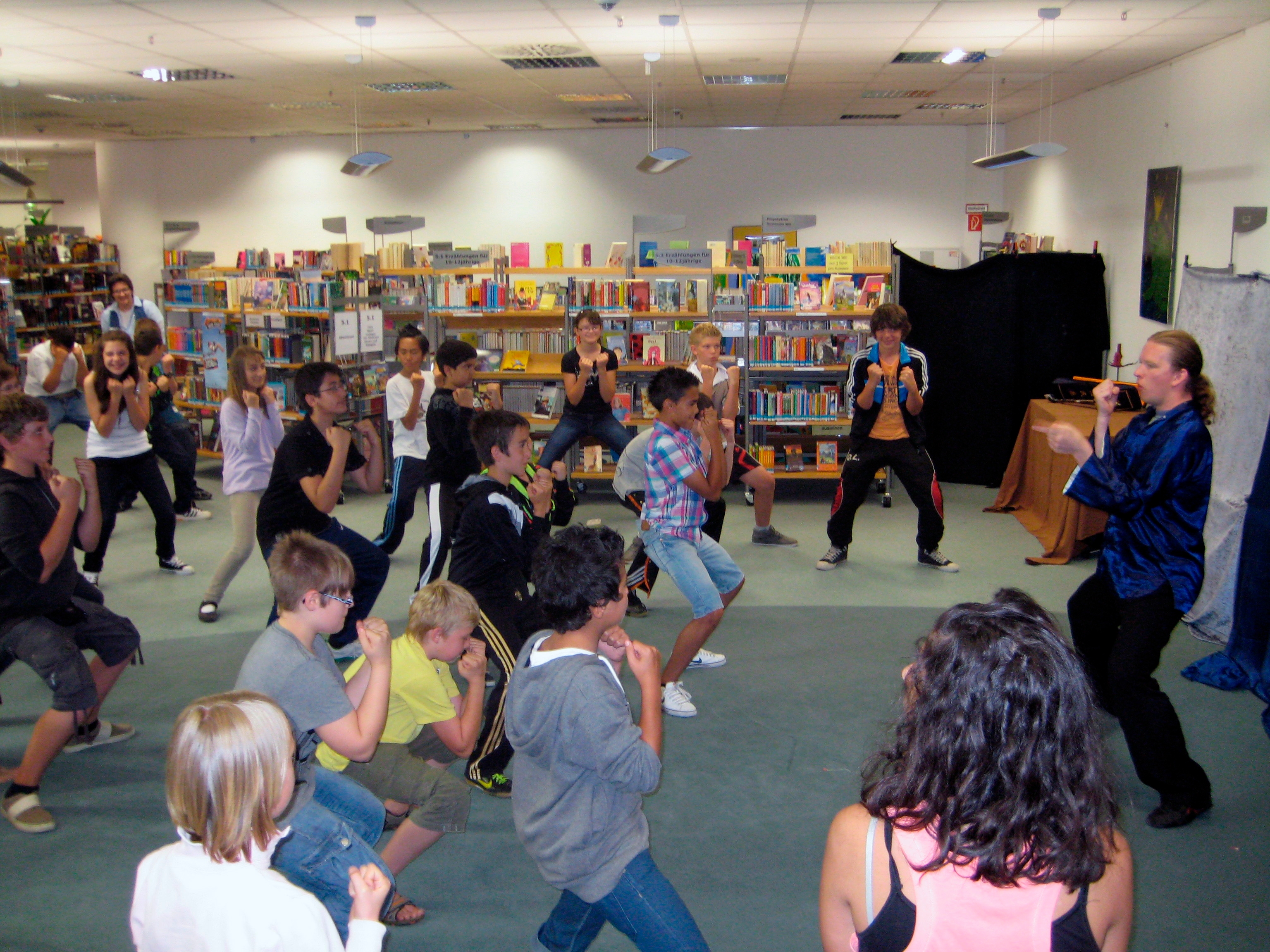 Kampfkünstler Malte Guhr begeisterte die Troisdorfer Jugendlichen in der Stadtbibliothek.
