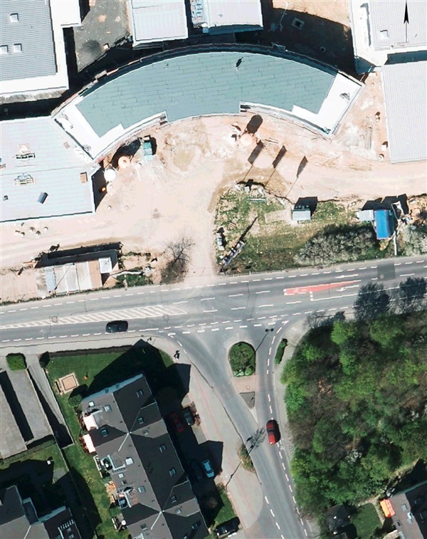 Aus der Luft betrachtet: Die Kreuzung an der Uckendorfer Straße (oben Gebäude der Lebenshilfe) wird zum Kreisverkehr umgebaut.