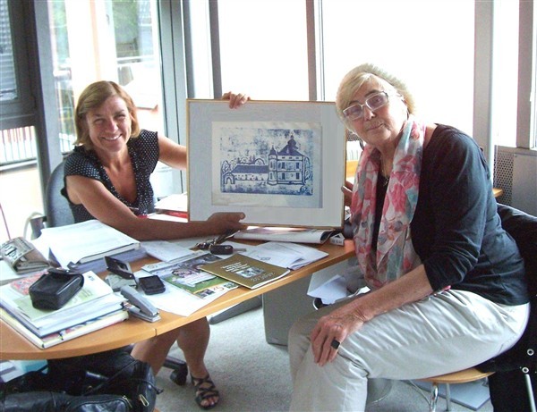 Die Burg für die Burg: Museumsleiterin Dr. Linsmann-Dege (links) nahm die Gemälde der Künstlerin Ri Meuser entgegen.