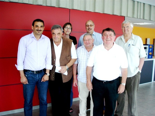 Gemeinsam für die Senioren: vorne v.l. Erkan Zorlu vom Integrationsrat, Klaus Schubert, Wilfried Siegmund, Werner Zander und Albert Ossendorf vom Seniorenbeirat, hinten v.l. seitens der Stadt die Koordinatorin Claudia Grunenberg und Rolf Bertsche, Leiter des Sozial- und Wohnungsamtes.