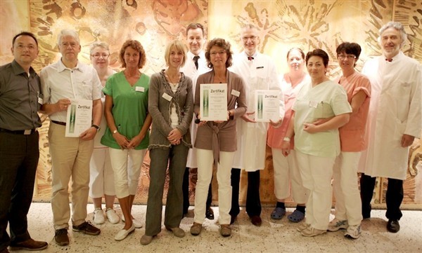 Das Ärzte- und Pflegeteam des Prostatazentrums am St. Josef-Hospital freut sich über das Zertifikat.