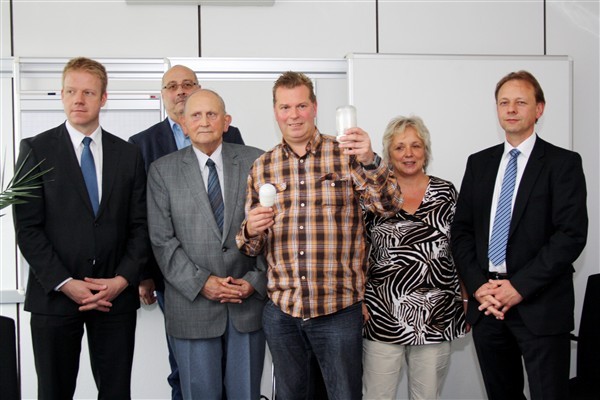 Rufen zum Stromsparen auf: v.l. Beigeordneter Dr. Stephan Kuhnert, Rolf Bertsche, SKM-Vorsitzender Clemens Bruch, Stromsparhelfer und –checker Rolf Haubrichs. SKM-Geschäftsführerin Monika Bähr und Stadtwerke Bereichsleiter Alexander Eckner.