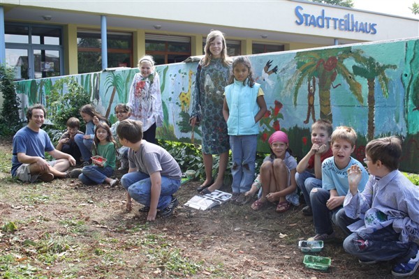 Dschungel op de Hött: Im Sommer 2010 hatte der Künstler Kazem Heydari (links) mit Kindern die Mauer am Stadtteilhaus verschönert.