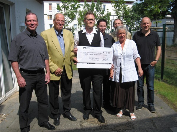 Gemeinsam für Troisdorfer Kinder: v.r.n.l. Achim Büllesbach, Vize-Bürgermeister Manfred Catrin, Hendrik Dahlen und Alexander Wegener (Theaterfreunde Troisdorf), Monika Bähr (SKM) und die städtischen Mitarbeiter Matthias Decker und Hugo Weinrich.