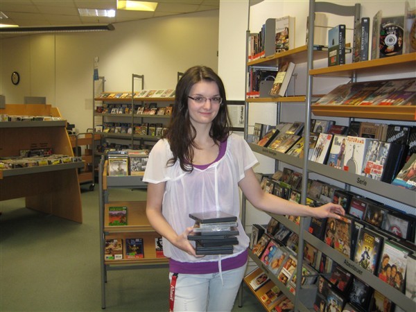 Sandy Gohlke ist zurzeit FSJlerin in der Stadtbibliothek, hier in der DVD-Abteilung.