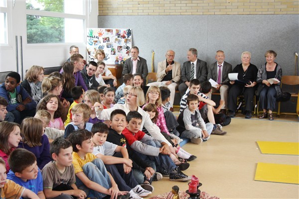 Die Schülerinnen und Schüler boten ihren Gästen ein buntes Programm zur Mensa-Eröffnung.