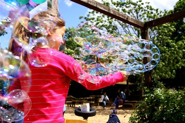 Julie wurde zur Seifenblasen-Expertin beim Sommerfest der Kita Evrystraße.
