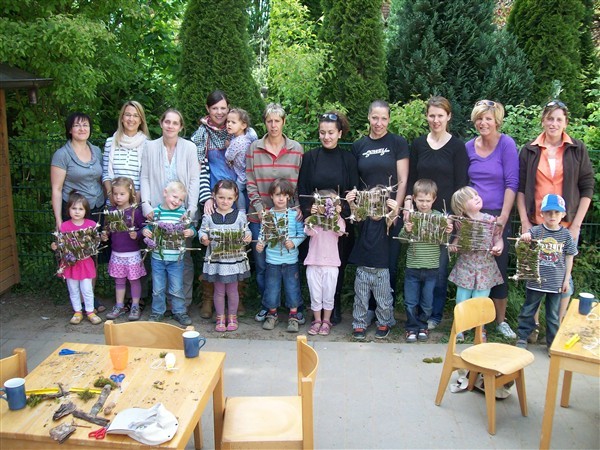 Holziges Projekt: Kinder und Eltern der Kita Reichensteinstraße bastelten eifrig Naturbilderrahmen.