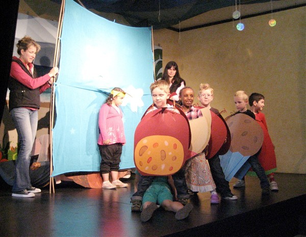Bühne frei für die Raupe Nimmersatt: Die Kinder waren begeisterte Schauspieler.