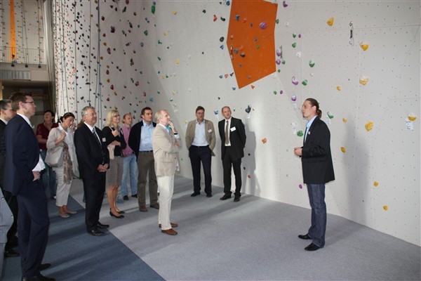 Geschäftsführer Georg Gerstenberg (rechts) zeigte den Gästen die Arena Vertikal.