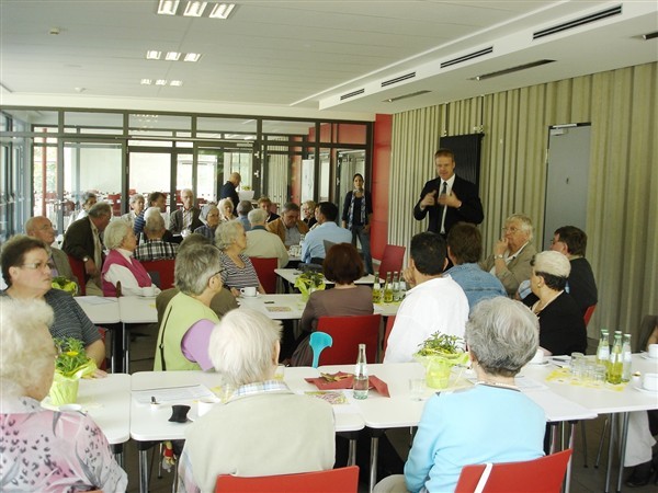 Senioren für den Altenforst: Beigeordneter Dr. Stephan Kuhnert erläuterte das Konzept.