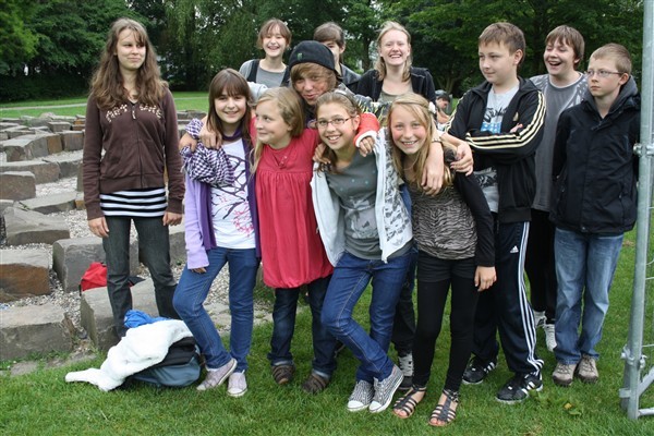 Schülerinnen und Schüler der Realschule kümmern sich um die Pflege des Labyrinths vor Burg Wissem.