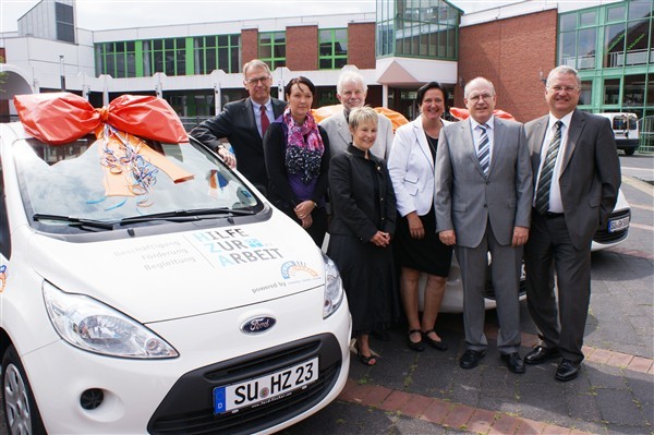 Freude über mehr Mobilität: v.l. Dr. Martin Schilling, Vorstandssprecher der VR-Bank, Daniela Stoike, Pfarrer i. R. Ulrich Stiehler und Christiane Paroch vom Verein Hilfe zur Arbeit, Mechtild Engels und Peter Biller von der VR-Bank sowie Bürgermeister Klaus-Werner Jablonski.