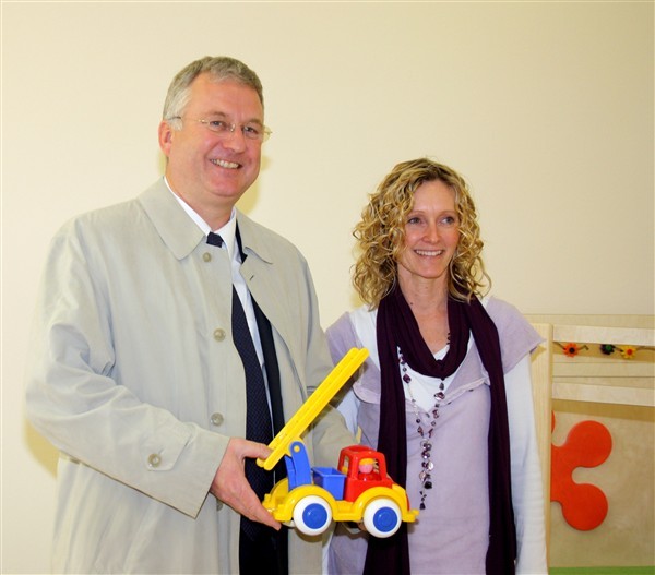 Bürgermeister Klaus-Werner Jablonski besichtigte mit der künftigen Kita-Leiterin Kerstin Oberheide die neue Einrichtung.