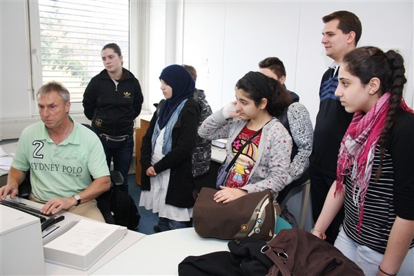 Ewald Heck erklärte den Jugendlichen seinen Arbeitsplatz für einen Blinden, rechts Lehrer Thorsten Eckardt.