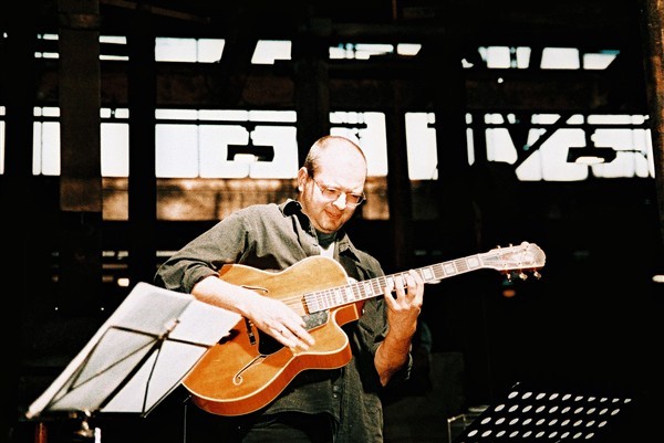 Jazz-Gitarrist Christian Oschem voll in Aktion.