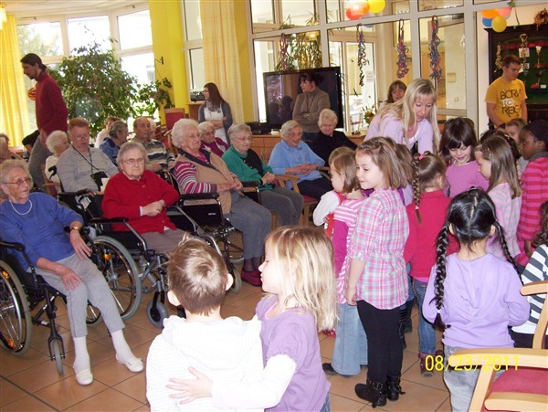 Sieglarer Seniorinnen und Senioren freuten sich über die Tänze der Kinder aus dem Familienzentrum Kita Rathausstraße.