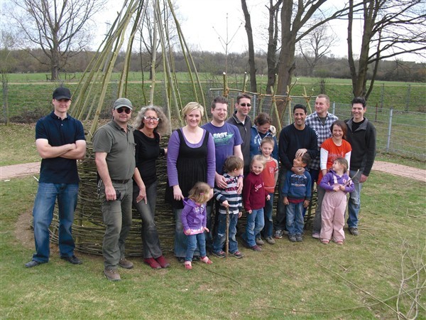Kinder und Eltern aus dem Familienzentrum Am Wasserwerk zeigten nach getaner Arbeit stolz das neue Weidentipi.