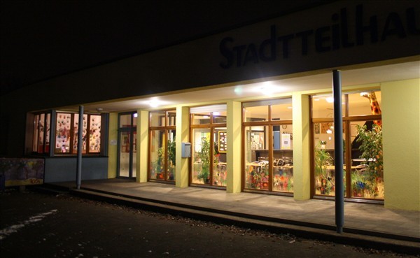 Wirkt auch abends einladend: das Stadtteilhaus Friedrich-Wilhelms-Hütte an der Lahnstraße.