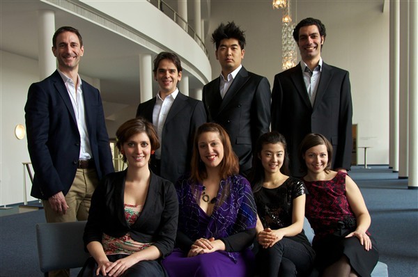 Junge Musikerinnen und Musiker singen für Kinder im Kongo.