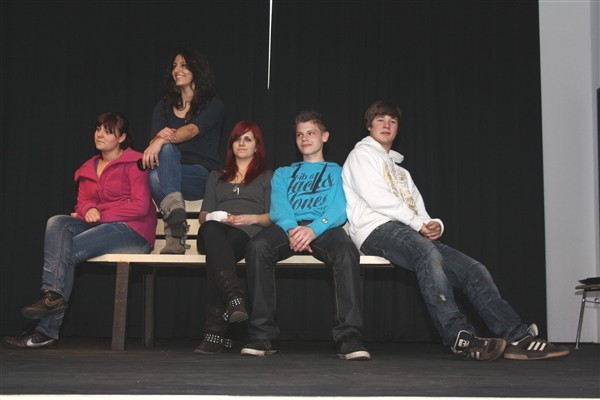 Schüler stellten kurzweilig – auf einer bei der Firma Reifenhäuser gefertigten Bank – ihre Erfahrungen in den Betrieben vor.