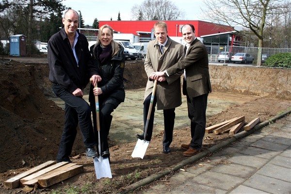 Freude über 1. Spatenstich an der Brunnenstraße: v.l. Joachim und Rita Kneutgen, Beigeordneter Dr. Stephan Kuhnert und Peter Nettekoven.