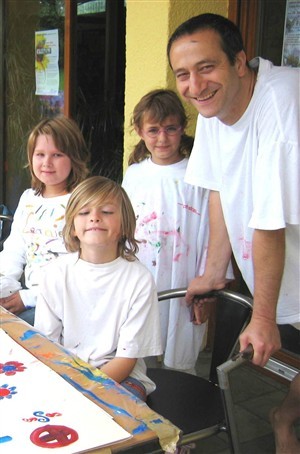 Künstler Kazem Heydari mit Kindern im Stadtteilhaus FWH.