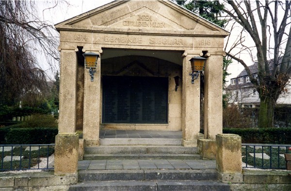 "Gemeinde Sieglar - Ihren gefallenen Helden": das Ehrenmal auf dem Friedhof an der Steinstraße.