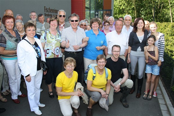 Wurden am Fischerei-Museum begrüßt: Sportlerinnen und Sportler aus Genk, in der Mitte jeweils mit Brille Rolf Alfter, dahinter Vize-Bürgermeister Manfred Catrin.