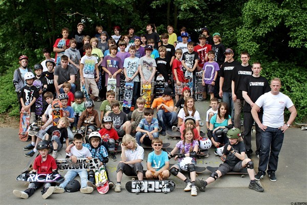 Gruppenbild mit begeisterten Skatern: Kinder und Jugendliche lernten und trainierten im Skatepark am Rotter See, Tobias Hunger rechts 4.v.vorne.