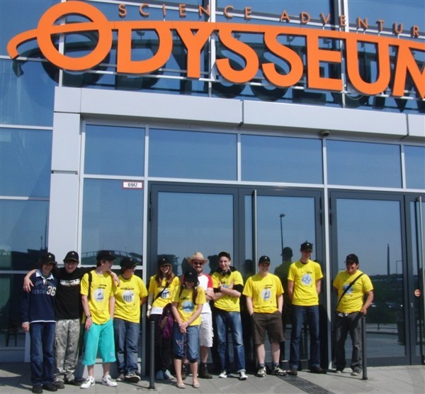 Als Klimastars unterwegs: Junge Troisdorfer Erfinder mit Stadtwerke-T-Shirts besuchten das Odysseum in Köln.