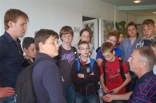 Aufmerksam hörten die Jugendlichen Ewald Heck zu, der seinen Arbeitsplatz für einen Blinden vorstellte, links Lehrer René Gieraths.