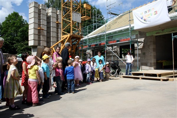 Geduldig warten auf den Einzug: Die Kinder bewundern vorfreudig ihren zukünftigen Waldorf-Kindergarten.