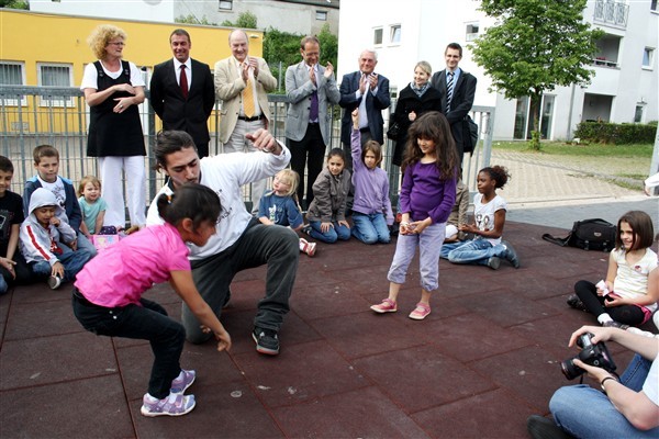 Tanzlehrer Hüseyin Ceylan mit den Kindern, dahinter v.l. Claudia Hoffmann und Kay Michael Mastalski sowie Walter Bieber, Peter Blatzheim und Wolfgang Zinken vom Lions-Club.