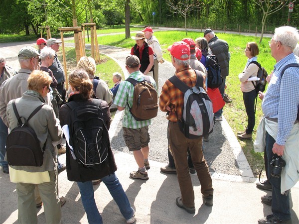 Die städtische Projektkoordinatorin Christiane Schubert (Mitte mit flottem Strohhut) erläuterte Wanderern am neuen Parkplatz in Bergheim kenntnisreich das Projekt Grünes C.