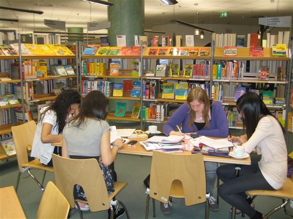 Troisdorfer Schülerinnen und Schüler können in der Stadtbibliothek ungestört und mit vielen Medien arbeiten.