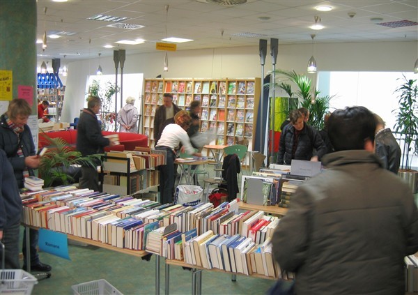 Immer eine Menge los und im Angebot beim Bücherbasar in der Bibliothek.
