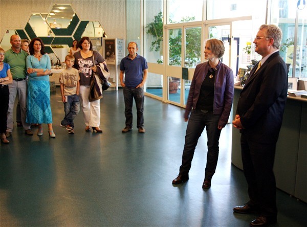 Bürgermeister Klaus-Werner Jablonski gratulierte Jette Jertz zu ihrer Ausstellung im ARThaus RAThaus.