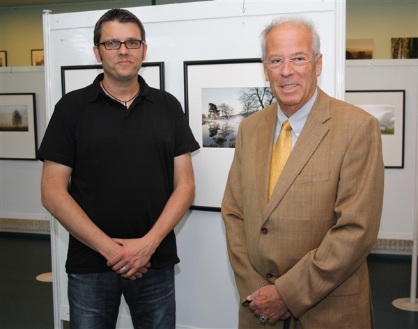 Idylle auf Fotos: Vize-Bürgermeister Manfred Catrin (rechts) gratulierte dem Fotografen Stefan Pütz zu seinen Motiven.